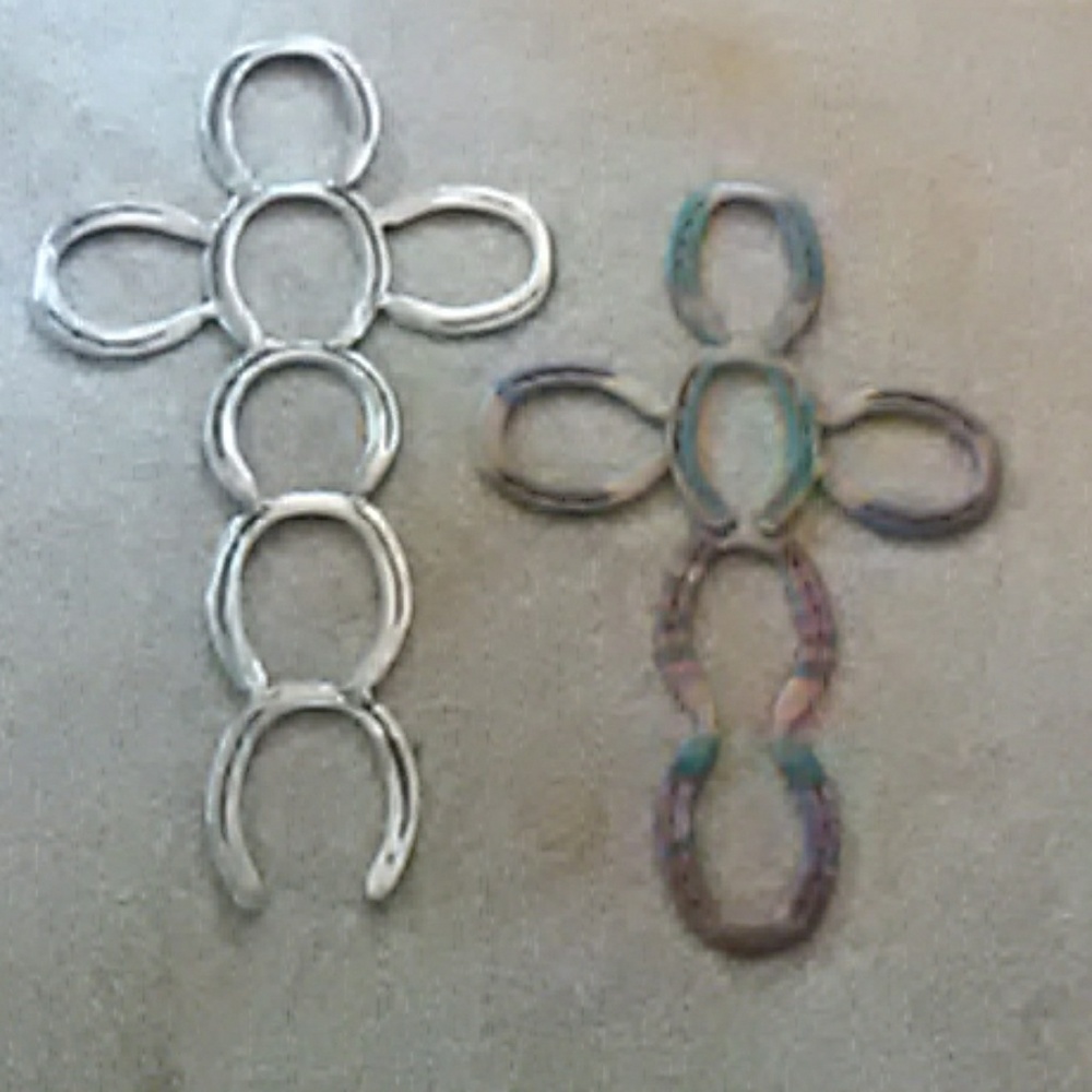 Small horse shoe crosses